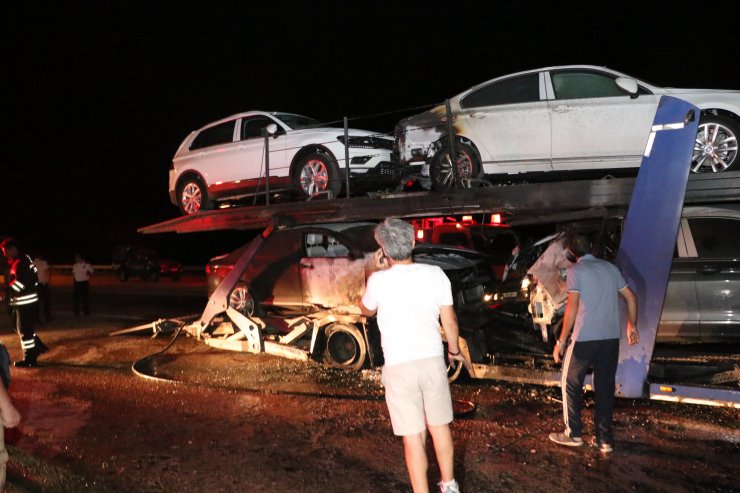 Sıfır araç yüklü tır seyir halinde alev aldı