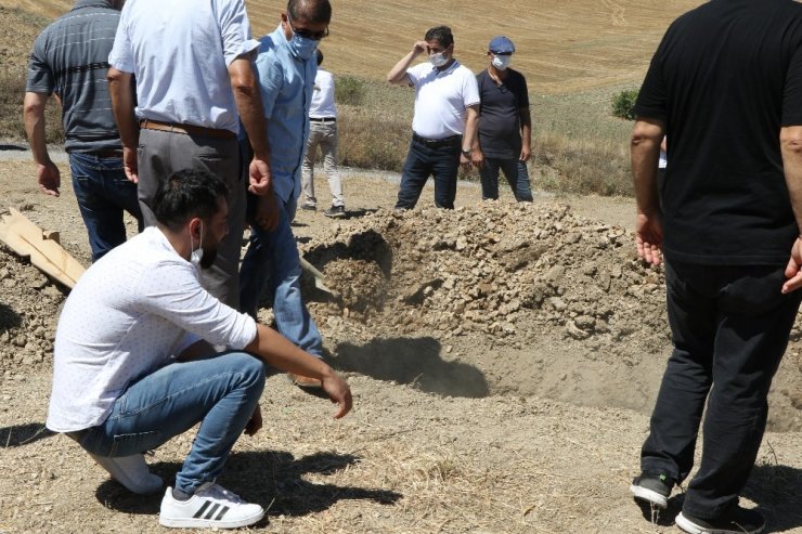 Bogularak ölmüştü! Polis eşini kendi elleriyle toprağa koydu