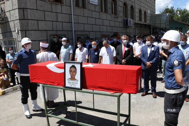 Bogularak ölmüştü! Polis eşini kendi elleriyle toprağa koydu