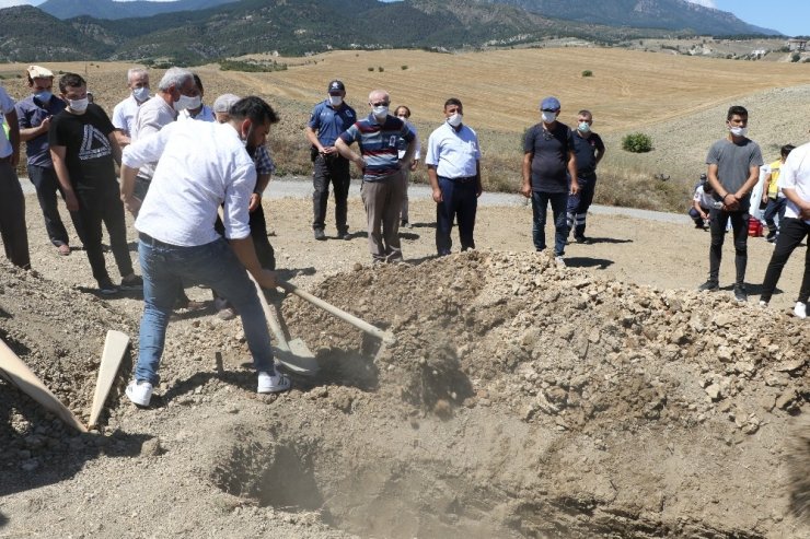 Bogularak ölmüştü! Polis eşini kendi elleriyle toprağa koydu
