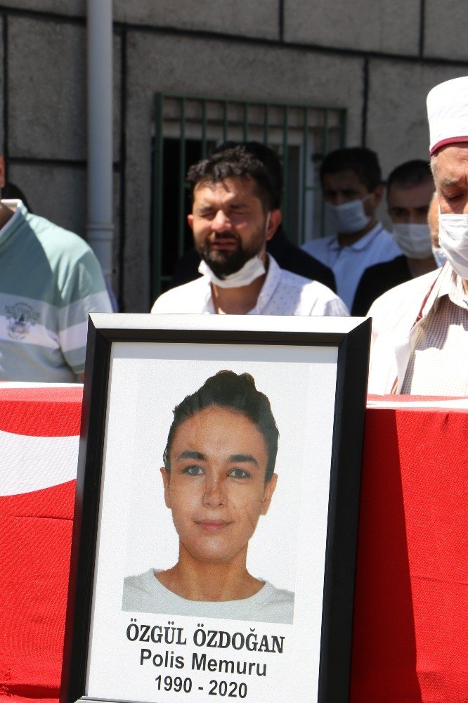 Bogularak ölmüştü! Polis eşini kendi elleriyle toprağa koydu