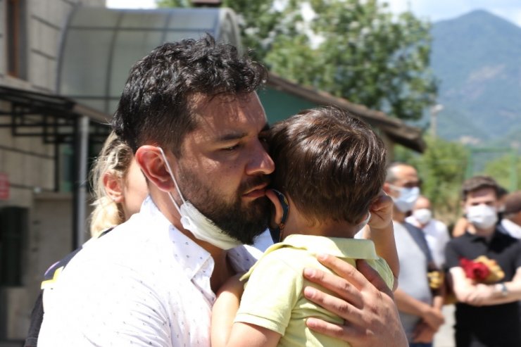Bogularak ölmüştü! Polis eşini kendi elleriyle toprağa koydu