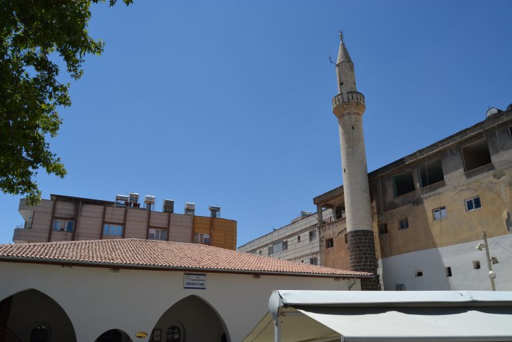 Camide uyuyakaldı! Cebinin yırtılıp cüzdanının çalınması güvenlik kamerasına yansıdı