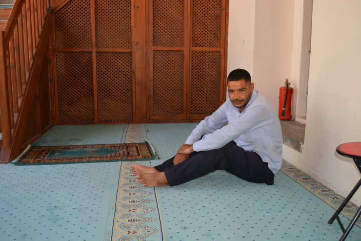 Camide uyuyakaldı! Cebinin yırtılıp cüzdanının çalınması güvenlik kamerasına yansıdı