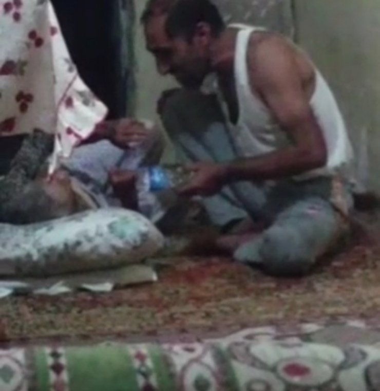 Vicdansız mahluk! Yatalak annesini işkenceyle hastanelik etti