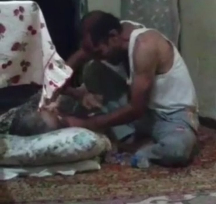 Vicdansız mahluk! Yatalak annesini işkenceyle hastanelik etti