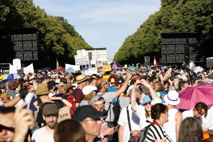 Berlin’de Covid-19 kısıtlamaları protesto edildi