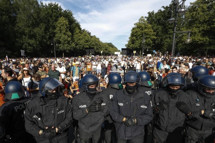 Berlin’de Covid-19 kısıtlamaları protesto edildi
