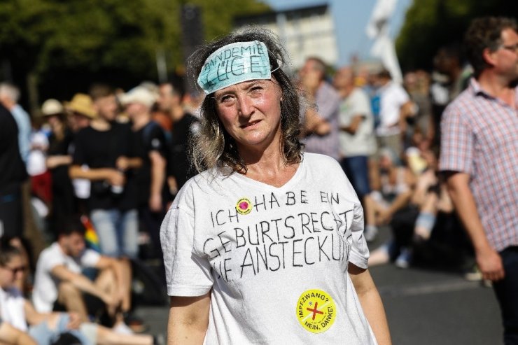 Berlin’de Covid-19 kısıtlamaları protesto edildi