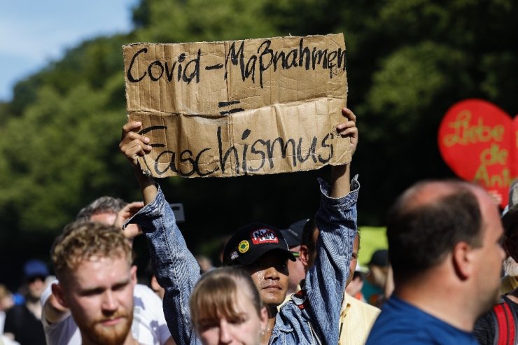 Berlin’de Covid-19 kısıtlamaları protesto edildi