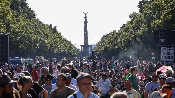 Berlin’de Covid-19 kısıtlamaları protesto edildi