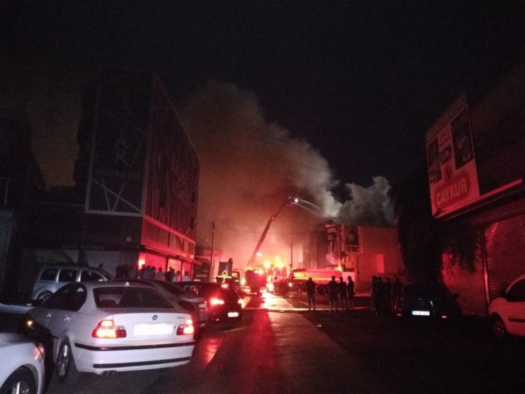 Kozmetik dükkanında yangın! Patlamalar korkuttu