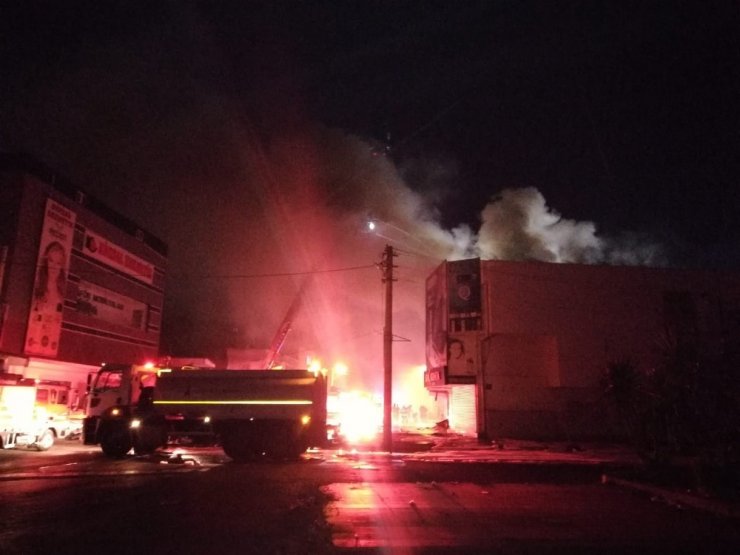 Kozmetik dükkanında yangın! Patlamalar korkuttu