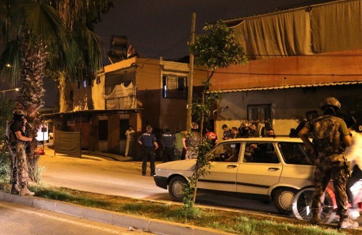 Kapıyı açamadı dama çıkıp intihara kalkıştı!