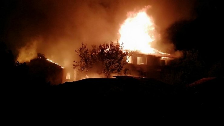 Elektrik kontağından çıkan yangın üç evi küle çevirdi