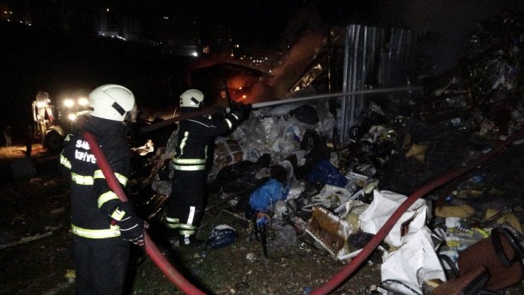 Geri dönüşüm istasyonu alev alev yandı!