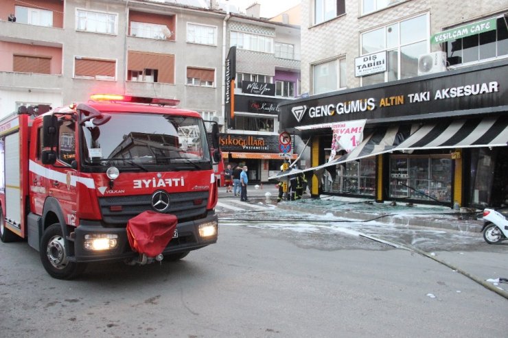 Karaman'da sabaha karşı iş yeri yangını! Büyük çapta maddi hasar oluştu