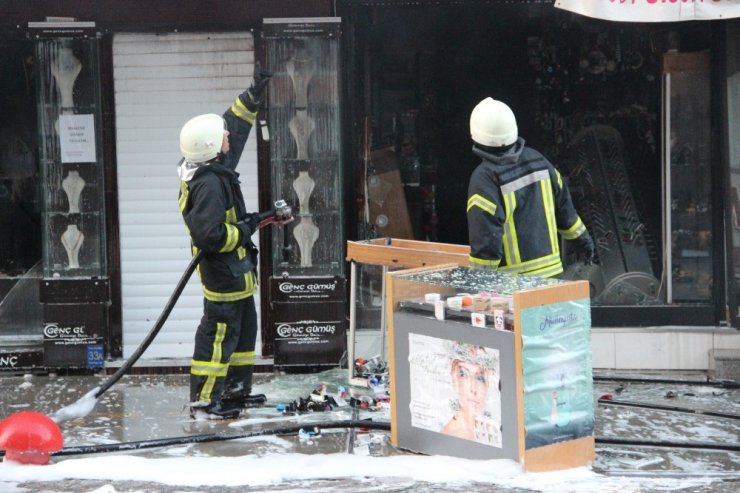 Karaman'da sabaha karşı iş yeri yangını! Büyük çapta maddi hasar oluştu