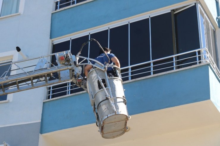 Kendini eve kilitleyip bileklerini kesti sağlık ekipleri itfaiye merdiveniyle içeri girdi