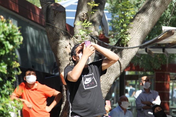 Konya'da toplu intihar girişimi! Bir kişi yukarıda yüzlercesi aşağıda