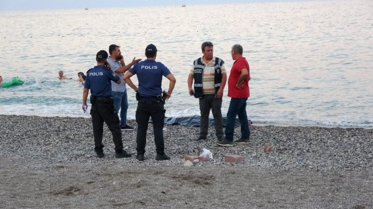 Boğularak ölen adama aldırış etmeden deniz keyiflerine devam ettiler