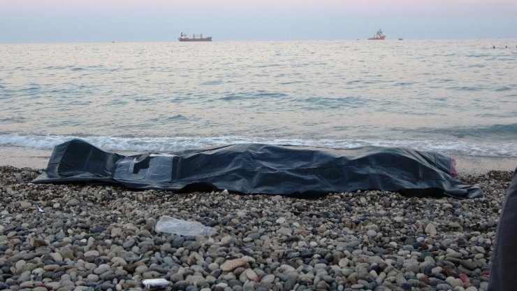 Boğularak ölen adama aldırış etmeden deniz keyiflerine devam ettiler