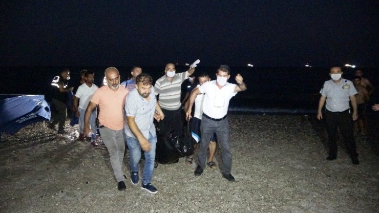 Boğularak ölen adama aldırış etmeden deniz keyiflerine devam ettiler