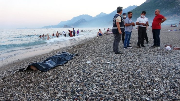 Boğularak ölen adama aldırış etmeden deniz keyiflerine devam ettiler