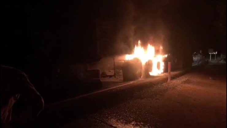Konya plakalı kamyon Antalya Yolu'nda küle döndü