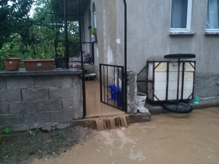 Sağanak yağış su baskınına neden oldu! Dereler taştı evleri su bastı