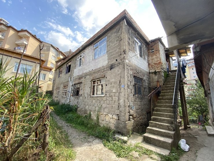 22 yaşındaki genç birlikte yaşadığı 31 yaşındaki kadını benzin döküp yaktı