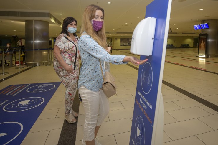 İlk Rus turist kafilesi Antalya'ya indi!