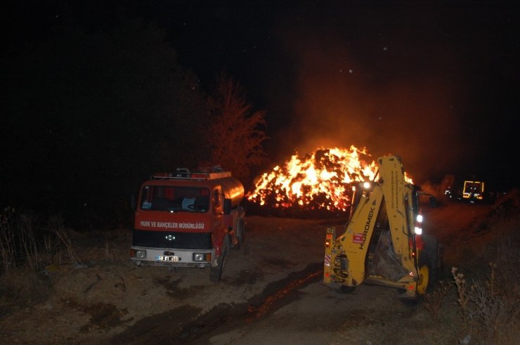 İstiflenmiş 6 bin balya saman alev alev yandı