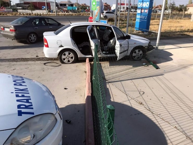 Konya Ereğli'de otomobil akaryakıt istasyonuna daldı! 3 yaralı