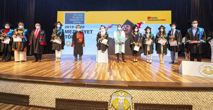 Selçuk Üniversitesi'nin 45'inci yıl mezuniyet töreni salgın tedbirleriyle yapıldı