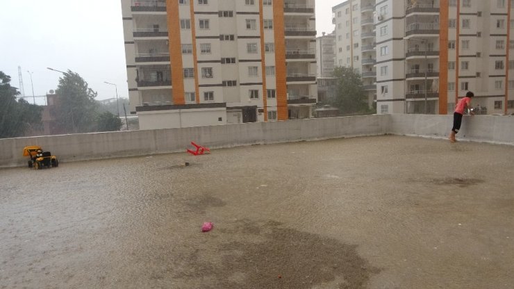 Şiddetli sağanak dakikalar içinde hayatı felç etti