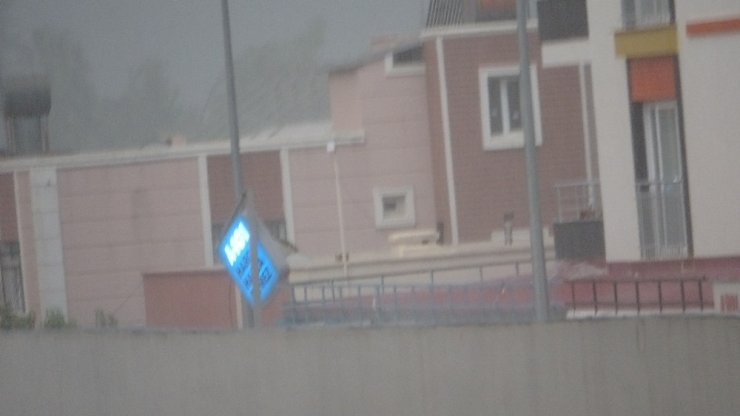 Şiddetli sağanak dakikalar içinde hayatı felç etti