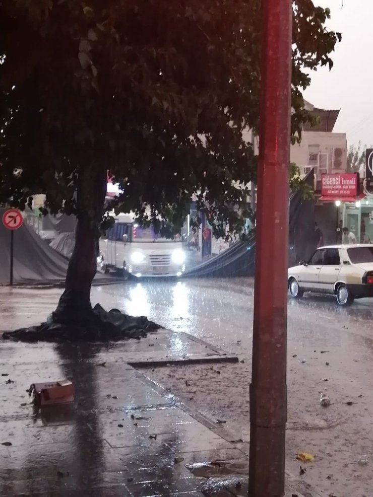 Şiddetli sağanak dakikalar içinde hayatı felç etti