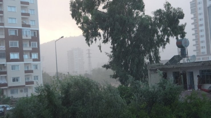 Şiddetli sağanak dakikalar içinde hayatı felç etti