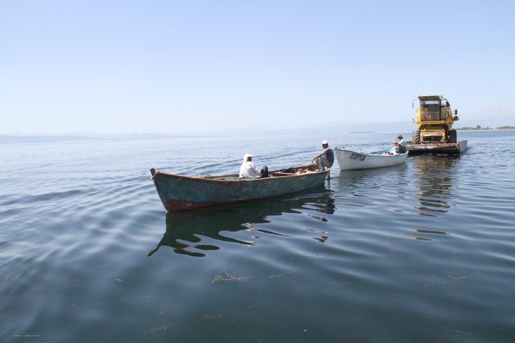 Tarımın Konyalı Fatihleri! Biçerdöveri su üstünde karşıya geçirdiler