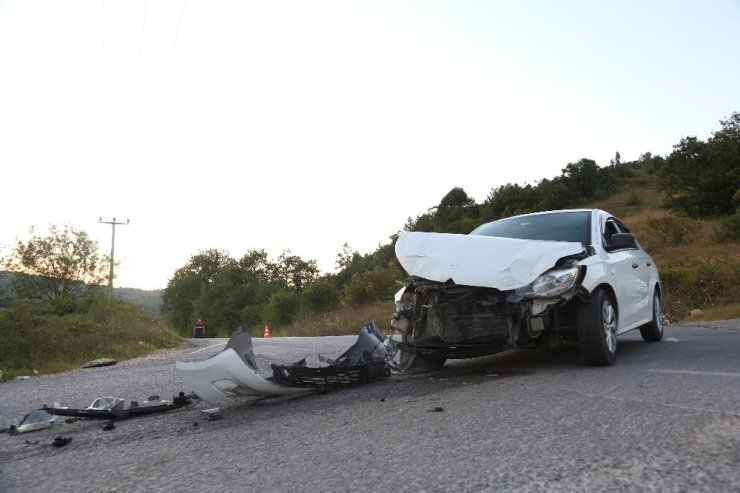 Tatilden dönüyorlardı! Otomobille çarpışan minibüs devrildi: 1'i ağır 4 yaralı