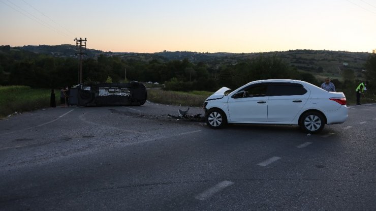 Tatilden dönüyorlardı! Otomobille çarpışan minibüs devrildi: 1'i ağır 4 yaralı