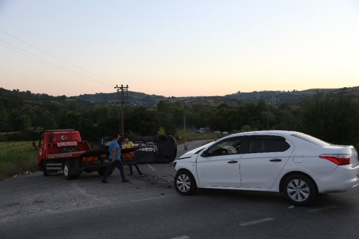 Tatilden dönüyorlardı! Otomobille çarpışan minibüs devrildi: 1'i ağır 4 yaralı