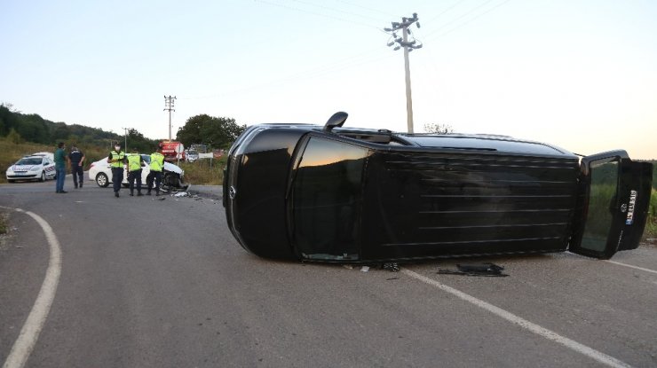 Tatilden dönüyorlardı! Otomobille çarpışan minibüs devrildi: 1'i ağır 4 yaralı