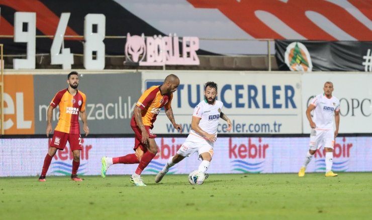 Alanyasporlu Manolis Siopis ve hamile eşi korona virüse yakalandı