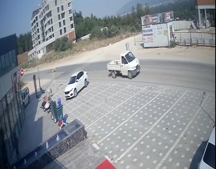 Dedektif gibi iz sürdü, arabasına çarpan aracı buldu