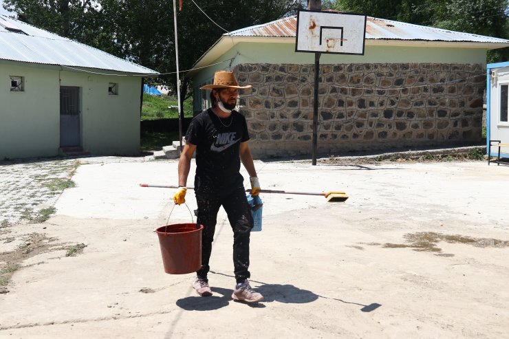 Konyalı öğretmenden örnek davranış! Kitabının geliriyle Van ve Muş'ta köy okullarını onardı