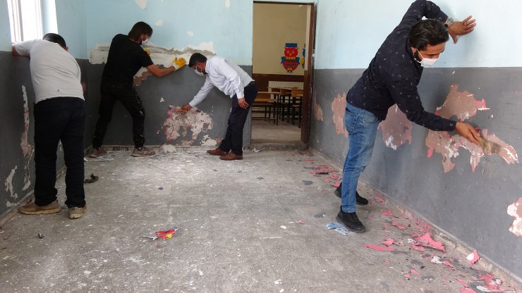 Konyalı öğretmenden örnek davranış! Kitabının geliriyle Van ve Muş'ta köy okullarını onardı
