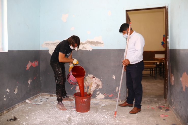 Konyalı öğretmenden örnek davranış! Kitabının geliriyle Van ve Muş'ta köy okullarını onardı