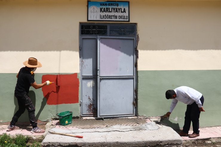 Konyalı öğretmenden örnek davranış! Kitabının geliriyle Van ve Muş'ta köy okullarını onardı